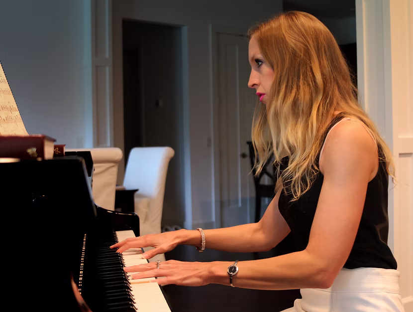 elle rudisill playing piano